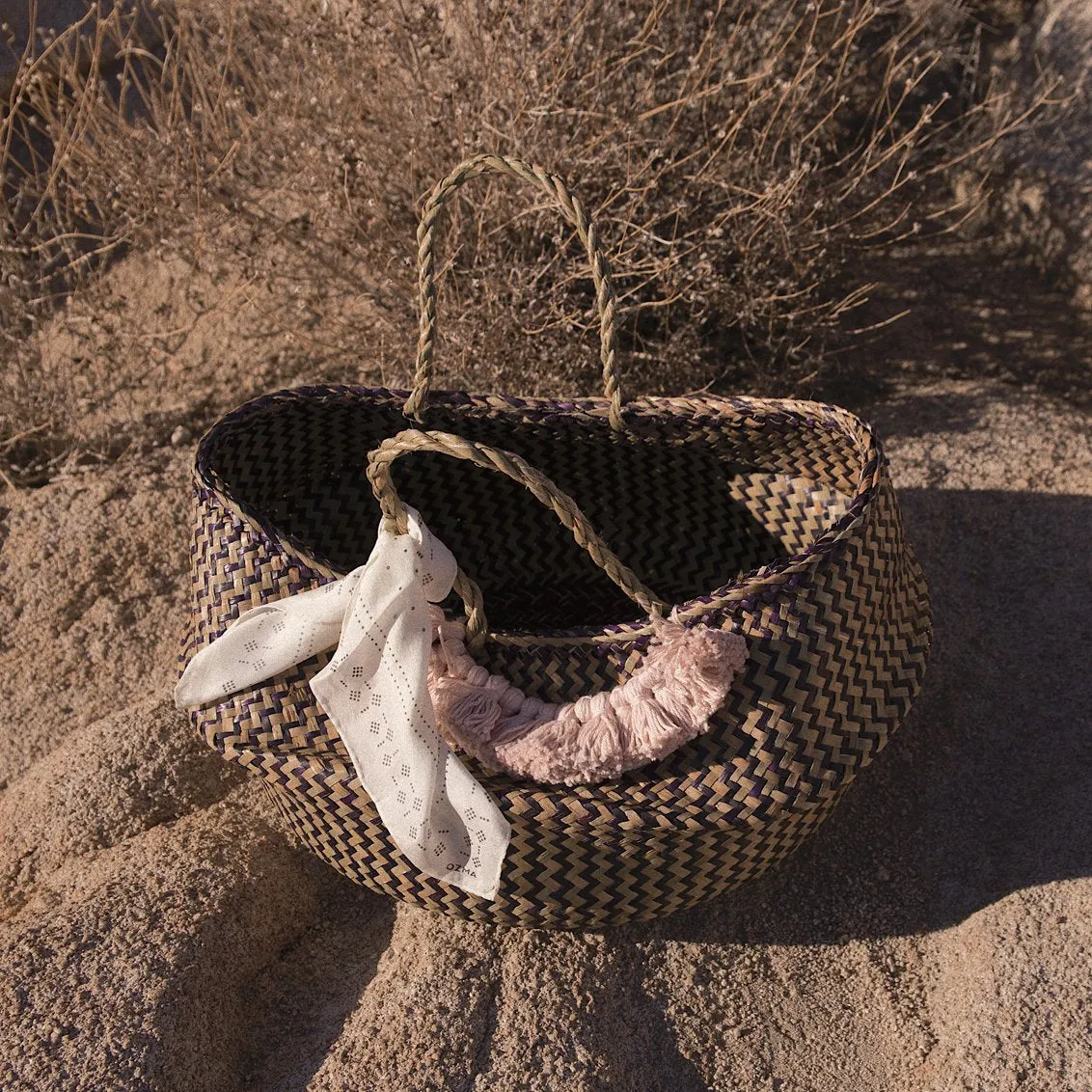 Borneo Extra Wide Zig-zag Belly basket - with Dusty Beige Tassels