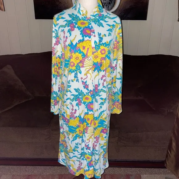 Lounge Craft • Vintage • 1960’s • Medium • Blue/Purple/Yellow • Floral • Robe