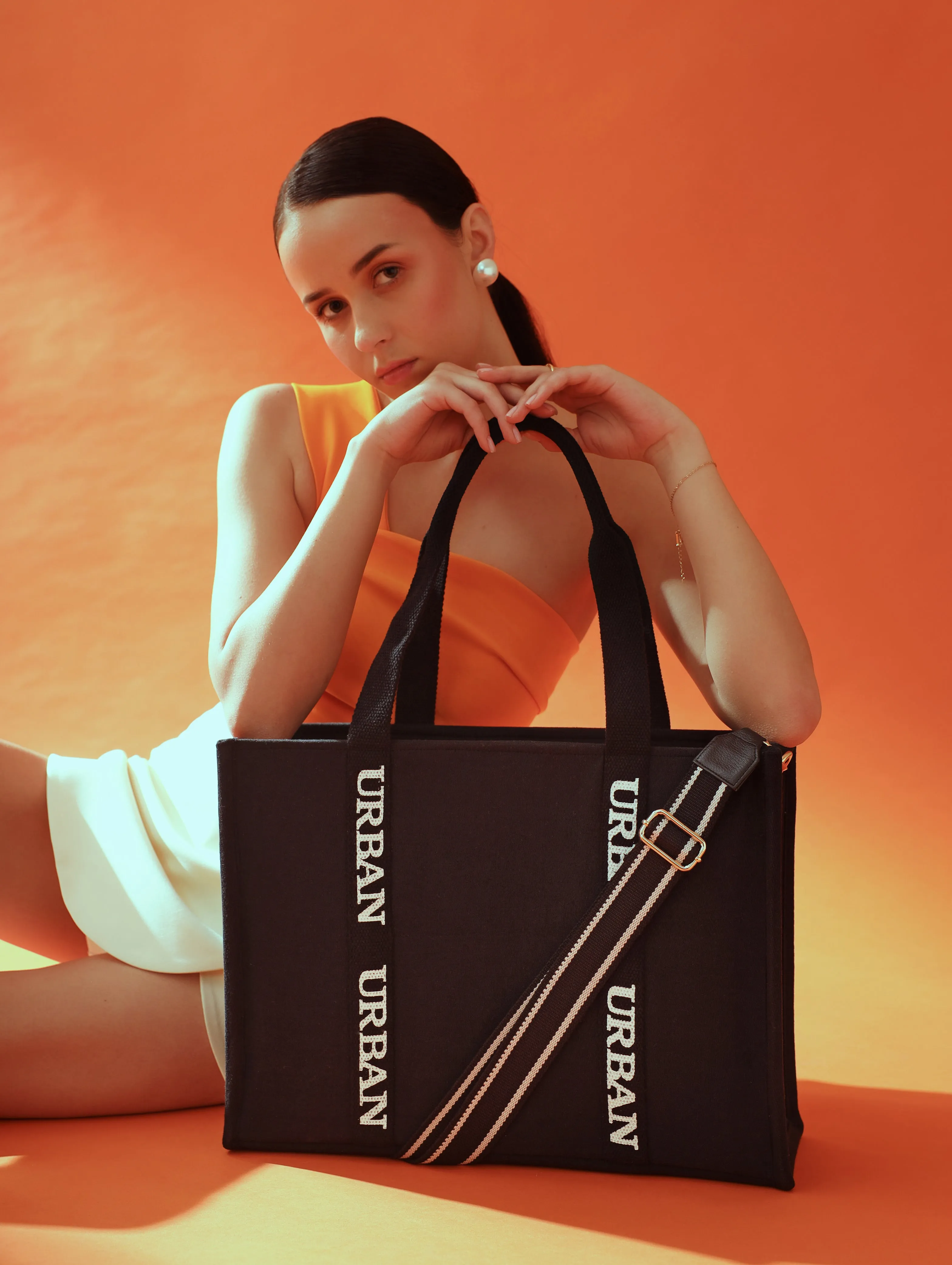 MEDIUM URBAN TOTE BLACK