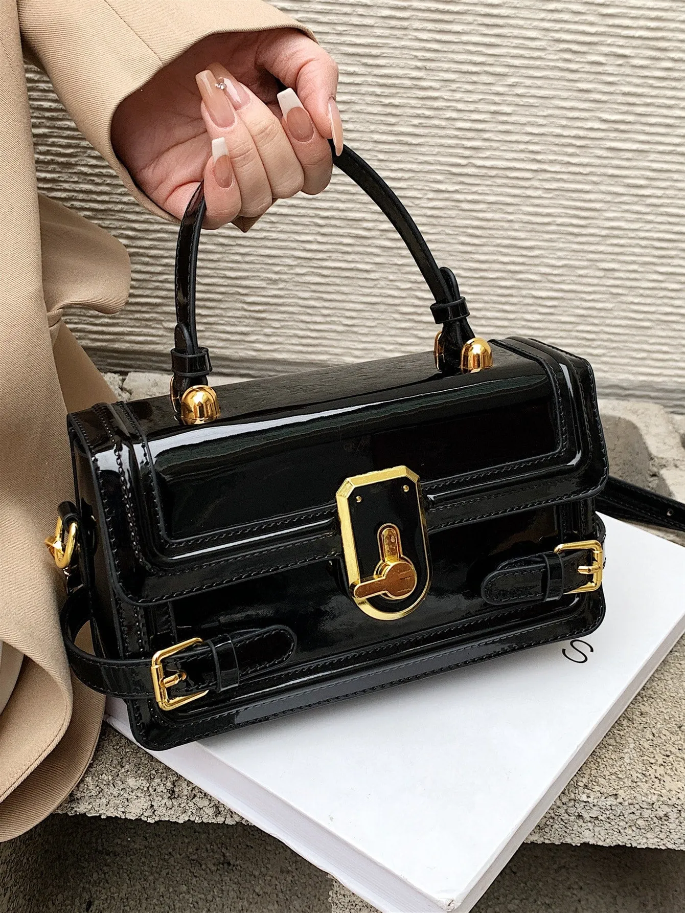 Minimalist Buckle Decor Flap Square Bag - Black