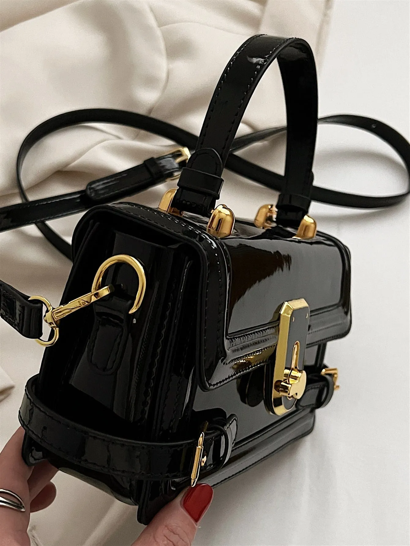 Minimalist Buckle Decor Flap Square Bag - Black