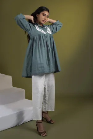 Teal applique gathered top with white pants